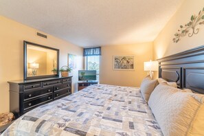 2 bedrooms, iron/ironing board, free WiFi, bed sheets - Nauti Starfish Edgewater Leeward-Beachfront-Private Balcony-Enjoy and Be Nauti! (Panama City Beach)