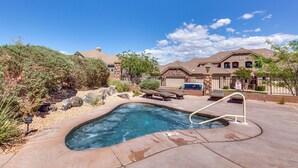 A swimming pool with a hot tub, surrounded by a landscaped garden with rocks and plants. - 4194 Coral Ridge Resort, Dog Friendly, BBQ grill, Private Hot Tub, Community Pool (Washington)
