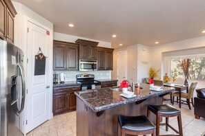 Fridge, microwave, oven, stovetop - 4194 Coral Ridge Resort, Dog Friendly, BBQ grill, Private Hot Tub, Community Pool (Washington)