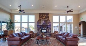 Télévision, cheminée, lecteur de DVD