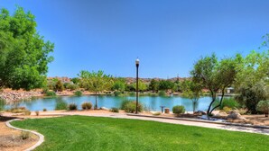 A well-maintained park with a pond, green grass, and trees. - 4194 Coral Ridge Resort, Dog Friendly, BBQ grill, Private Hot Tub, Community Pool (Washington)