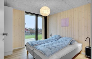 5 bedrooms, travel cot, free WiFi - Awesome home in Haderslev with sauna (Haderslev)