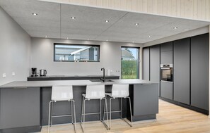 Køleskab, ovn, opvaskemaskine, kaffe-/temaskine