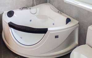 A modern bathroom with a freestanding bathtub, a toilet, and a shower area. - 2 bedroom lovely home in Skjern (Skjern)