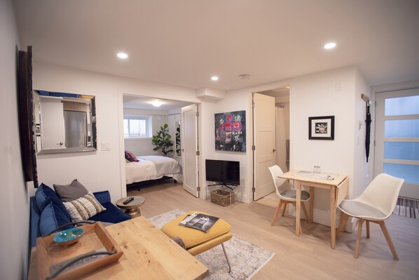 1 bedroom, free WiFi, bed sheets - Welcome to "Haven" in Edgemont Village where "Berry the Bear" lives (North Vancouver)