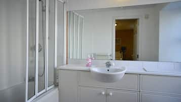 Classic Triple Room | Bathroom | Combined shower/tub, free toiletries, hair dryer, towels