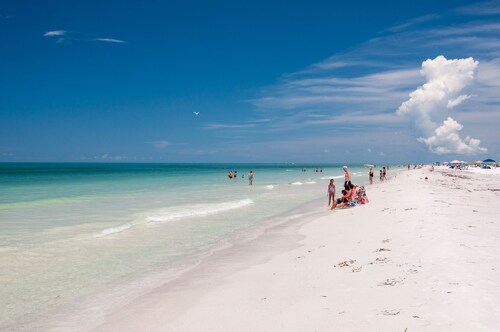 Perfect modern cottage, short walk to the beach, outdoor deck, beach gear!