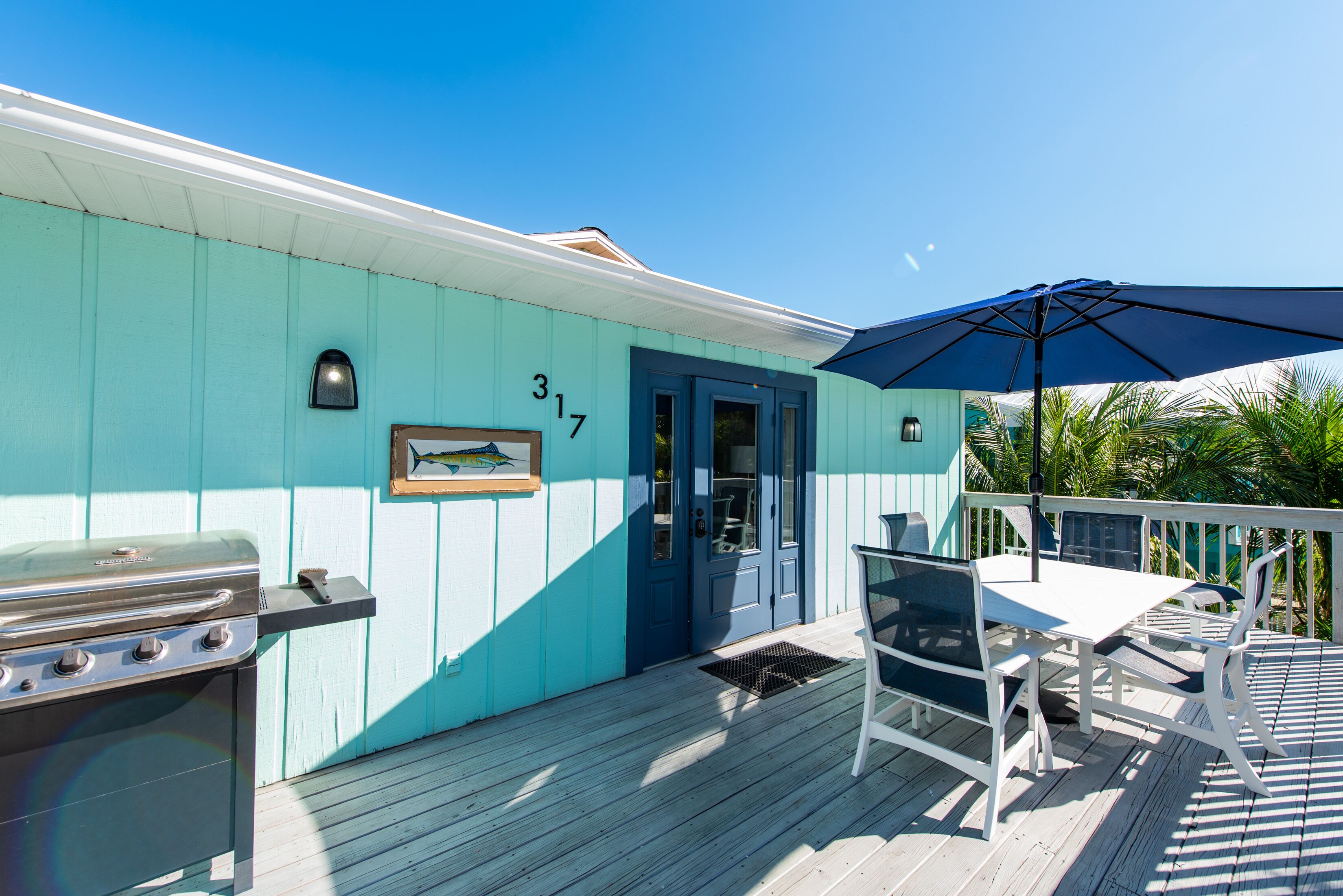 Canary Cottage  Perfect modern cottage, quiet street, short walk to the beach!