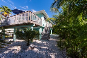Exterior - Perfect modern cottage, short walk to the beach, outdoor deck, beach gear! (Anna Maria)