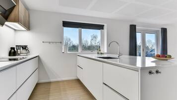 Jääkaappi, uuni, astianpesukone, kahvin-/teenkeitin