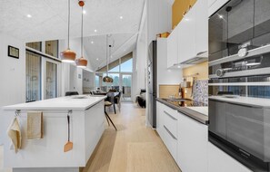 Réfrigérateur, un four, lave-vaisselle, cafetiÚre-théiÚre