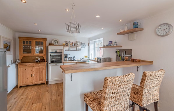 ثلاجة، موقد طهي مسطح، غسالة أطباق، ماكينة لصنع القهوة/الشاي