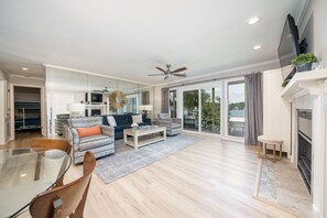 Smart TV, fireplace