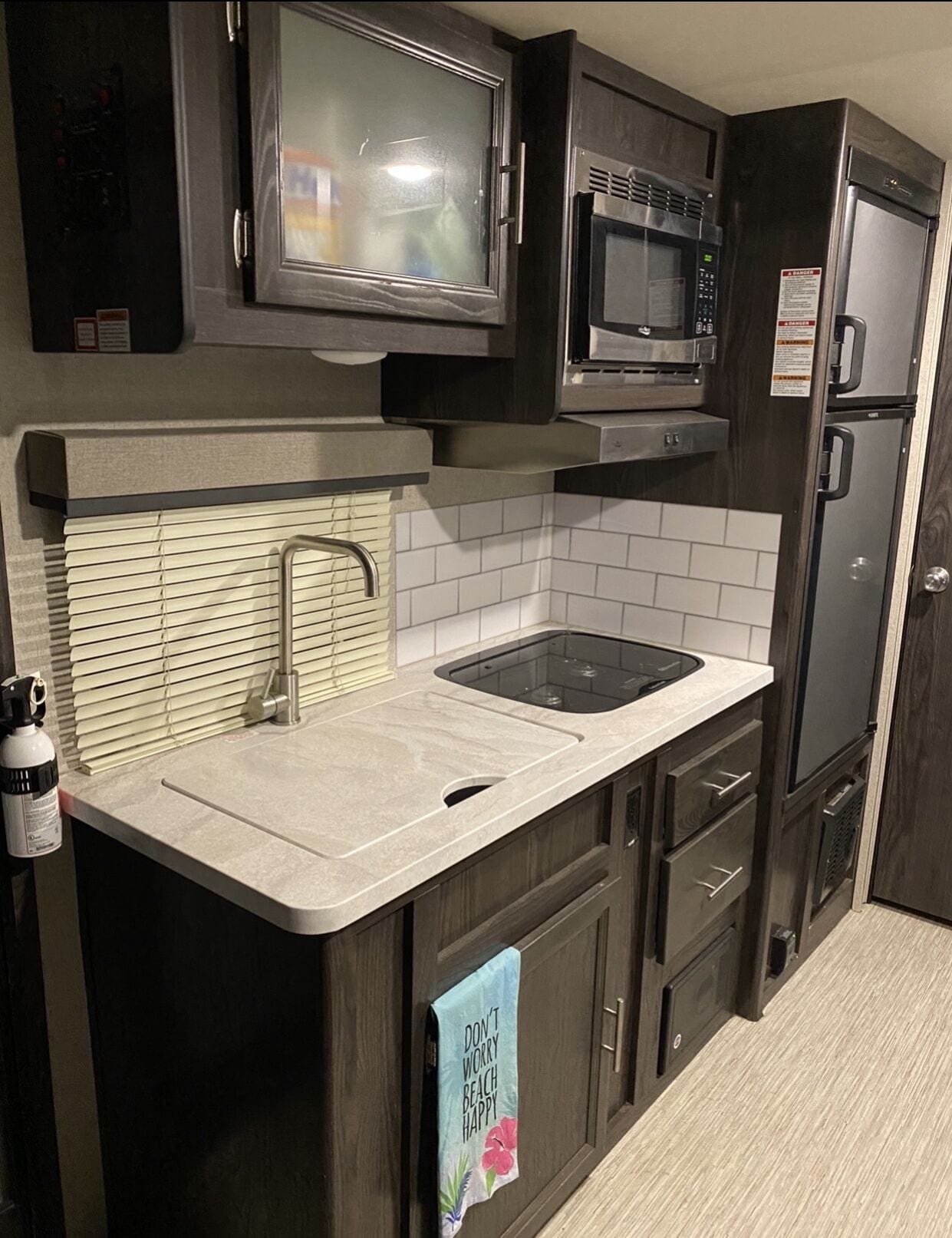 Kühlschrank, Mikrowelle, Kochgeschirr/Geschirr/Besteck