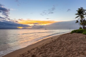A beach with a clear sky, calm sea, and a sunset. - Ocean views with Hawaiian-inspired decor (Lahaina)
