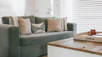 Tv, pejs, dvd-afspiller, bordtennisbord