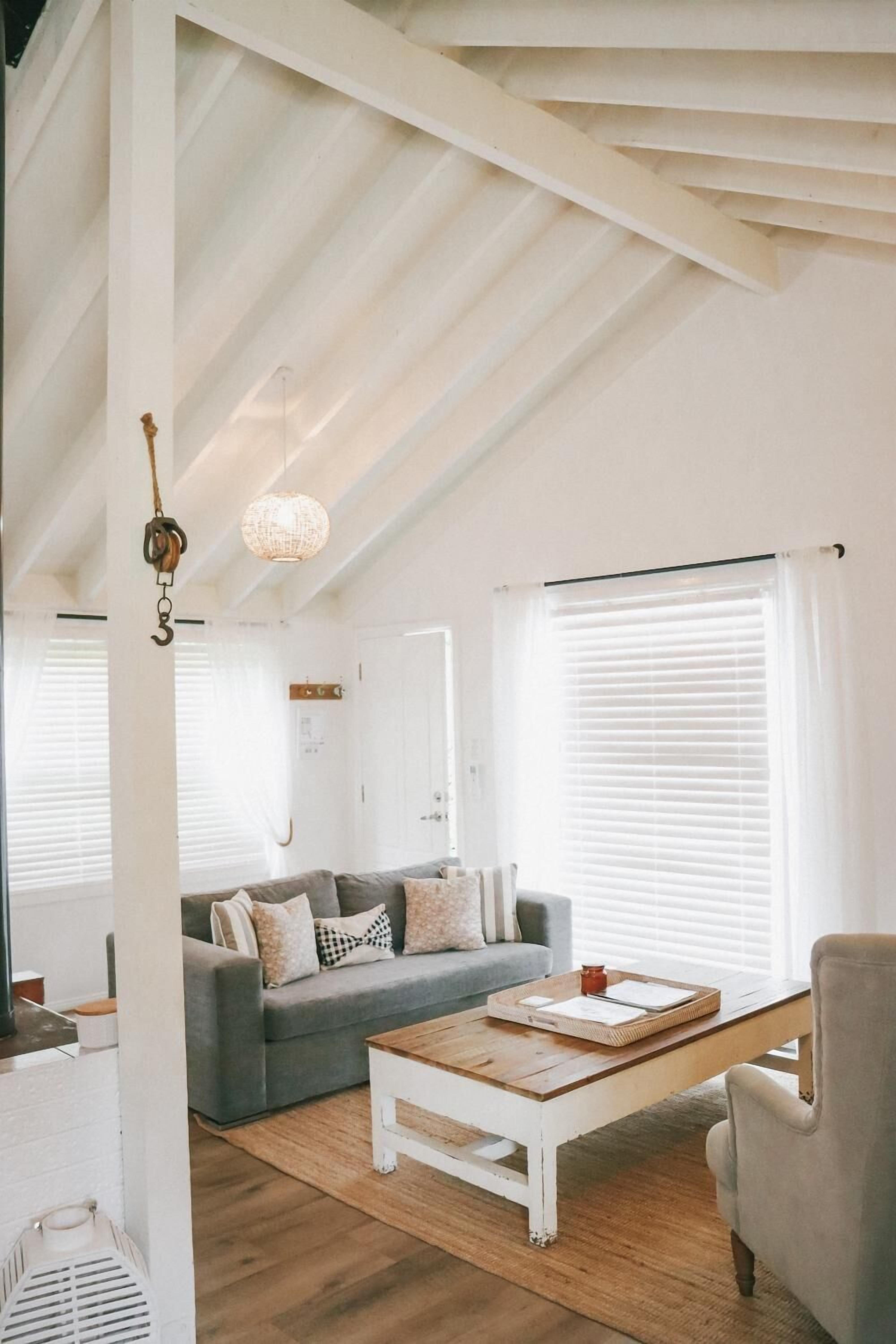 Télévision, cheminée, lecteur de DVD, table de tennis de table