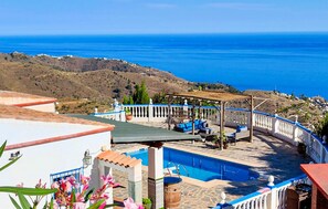 Outdoor pool - Cozy home in Velilla-Taramay (Velilla-Taramay)