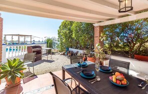 Outdoor dining - Cozy home in Velilla-Taramay (Velilla-Taramay)