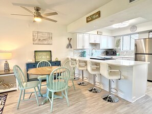 Réfrigérateur, four à micro-ondes, un four, surface de cuisson