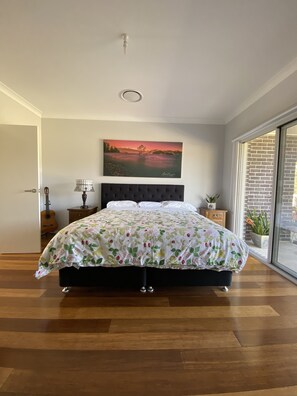 5 bedrooms, iron/ironing board, travel crib, free WiFi - 5 bedroom house with access to a river lots of space (Coolongolook)