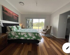 5 bedrooms, iron/ironing board, travel cot, free WiFi - 5 bedroom  house with access to a river lots of space  (Coolongolook)