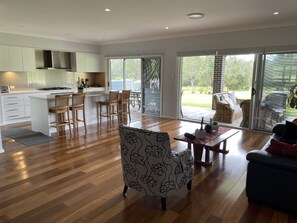 Smart TV, fireplace, books - 5 bedroom house with access to a river lots of space (Coolongolook)