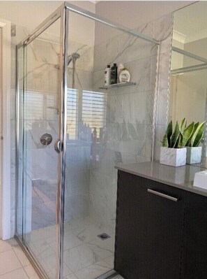 Badewanne, Haartrockner, Handtücher, Seife