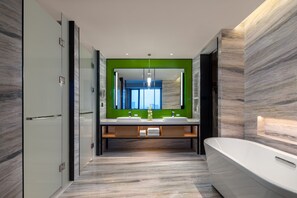 Down comforters, pillowtop beds, in-room safe, desk - Holiday Inn Zhengzhou High Tech Zone by IHG (Zhengzhou)