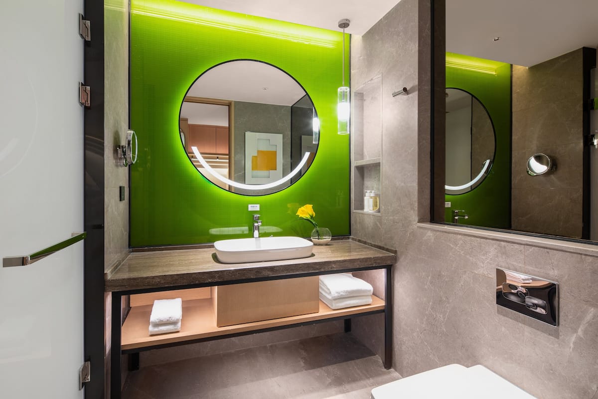 Douche à « effet pluie », articles de toilette gratuits, sÚche-cheveux