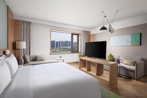 Kamar Premium, 1 Tempat Tidur King | Selimut bulu angsa, bantalan ekstra lembut, brankas, dan meja kerja
