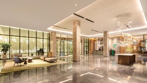 A spacious lobby with high ceilings, large windows, and a reception desk. - Holiday Inn Zhengzhou High Tech Zone by IHG (Zhengzhou)