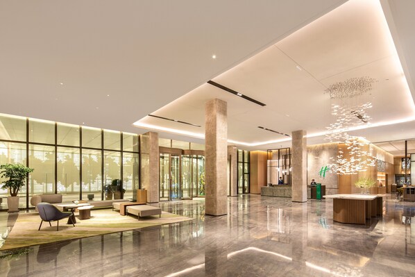 A spacious lobby with high ceilings, large windows, and a reception desk. - Holiday Inn Zhengzhou High Tech Zone by IHG (Zhengzhou)