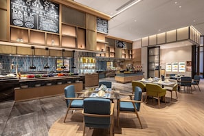 Breakfast, lunch, dinner and brunch served - Holiday Inn Zhengzhou High Tech Zone by IHG (Zhengzhou)