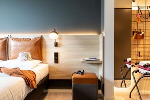 Room, 1 Queen Bed | Individually decorated, individually furnished, soundproofing - Moxy Essen City (Essen)