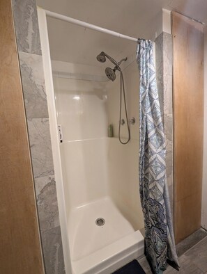 Dusche, Haartrockner, Bidet, Handtücher