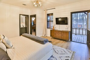 6 bedrooms, iron/ironing board, free WiFi, bed sheets - One Story -Large 6 bedroom/4 private wings/ Sleeps 18+/ Walk to shops! Fire Pit (Broken Bow)