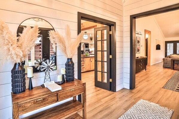 Interior - One Story -Large 6 bedroom/4 private wings/ Sleeps 18+/ Walk to shops! Fire Pit (Broken Bow)