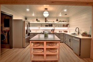 Fridge, microwave, oven, stovetop - One Story -Large 6 bedroom/4 private wings/ Sleeps 18+/ Walk to shops! Fire Pit (Broken Bow)