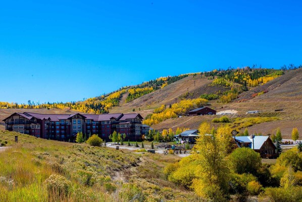 Perched on a hillside, this hotel offers panoramic views of the surrounding landscape.