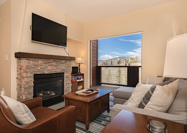 Televisión, chimenea, reproductor de DVD y videoteca 