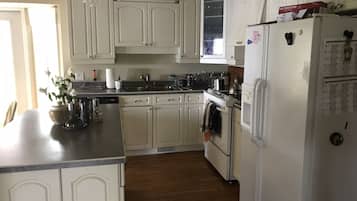 Een koelkast, een magnetron, een oven, een kookplaat