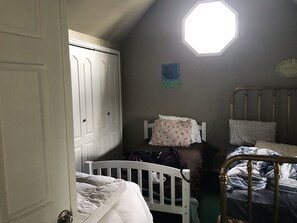 3 bedrooms, desk, iron/ironing board, WiFi