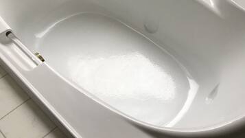 Een bad, handdoeken, zeep, toiletpapier