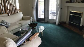 Een smart-tv, een open haard en een printer