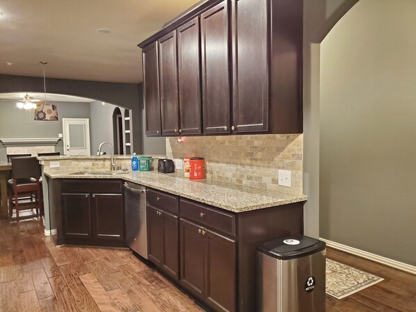 Fridge, microwave, oven, stovetop - Entire house hosted by Triple H Tourism LLC - Also offer Car Rental THTCars.com (Katy)