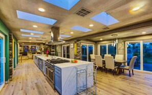 Dining - CC Upgraded 9BD/8BA Villa Near Vegas Strip-3.6mi (Las Vegas)