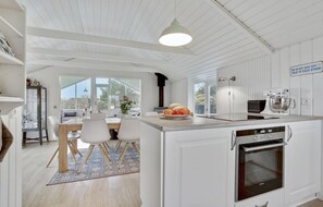 Fridge, oven, dishwasher, coffee/tea maker - Stunning home in Løkken with WiFi (Løkken)