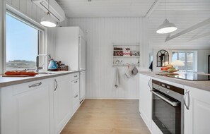 Réfrigérateur, un four, lave-vaisselle, cafetière-théière