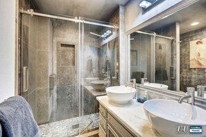 Hair dryer, towels - UU Newly Well-Lit 8BD/8BA  Villa Near Vegas Strip-3.5mi (Las Vegas)
